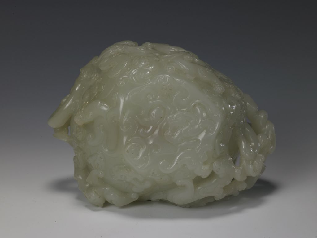 白玉龙凤云螭纹杯底部